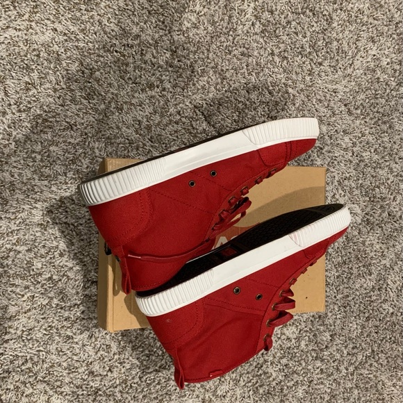 Levi, Men’s Size 13, Red and white Mural Canvas - Picture 2 of 3